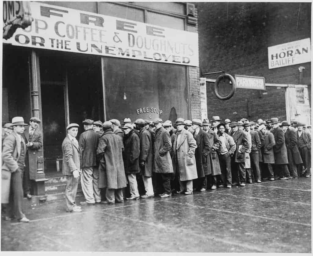 Bedürftige vor einer Suppenküche in den USA während der Großen Depression 1931