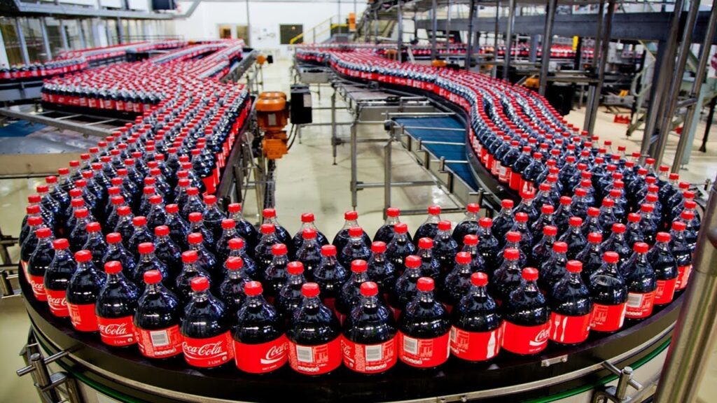 Ein Blick in einen Coca-Cola Abfüllbetrieb